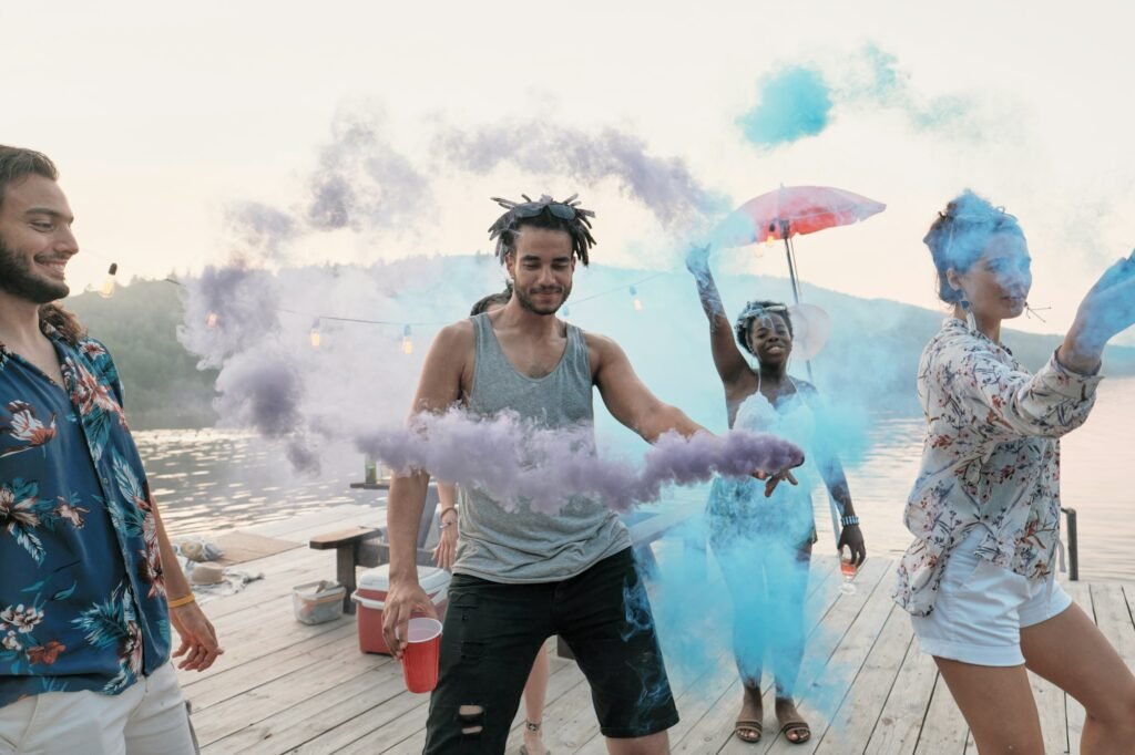 Amigos en festival de colores